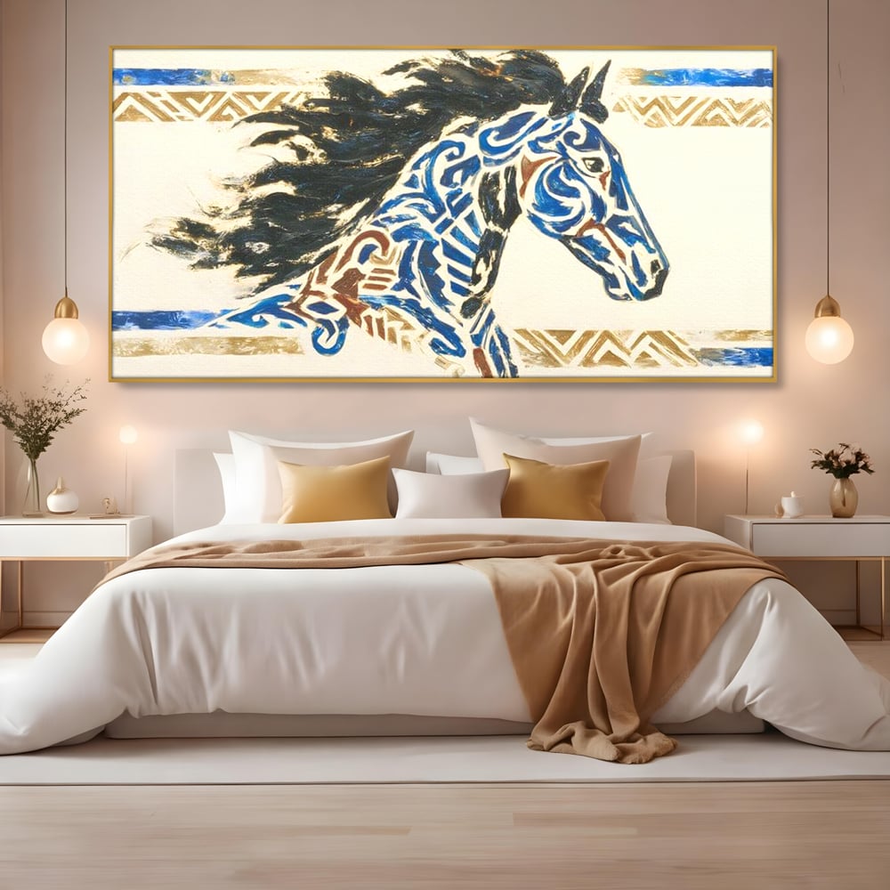 Tablou canvas cu tablou canvas cu un cal in galop, in rama de aluminiu auriu, pe perete intr-un dormitor